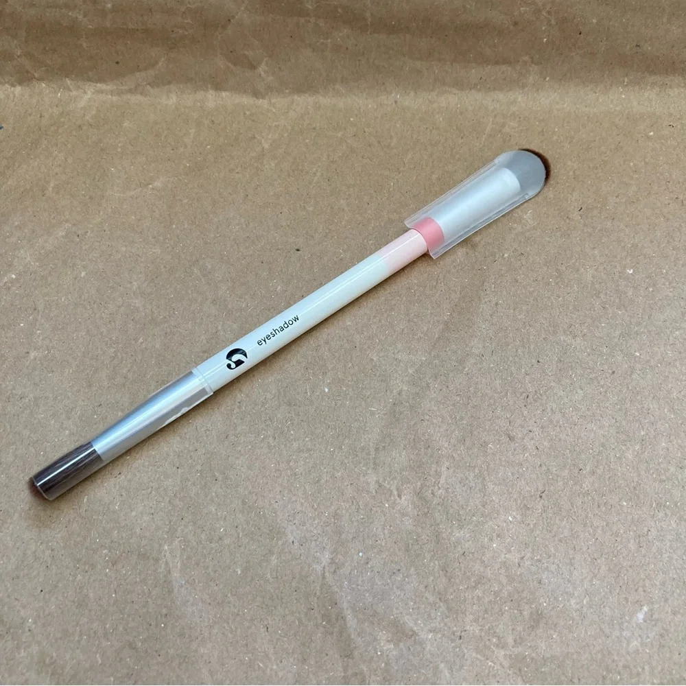 Glossier eyeshadow brush