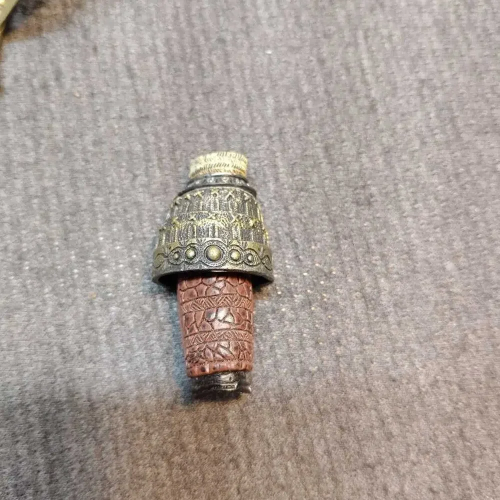COLOR: Gold vintage metal