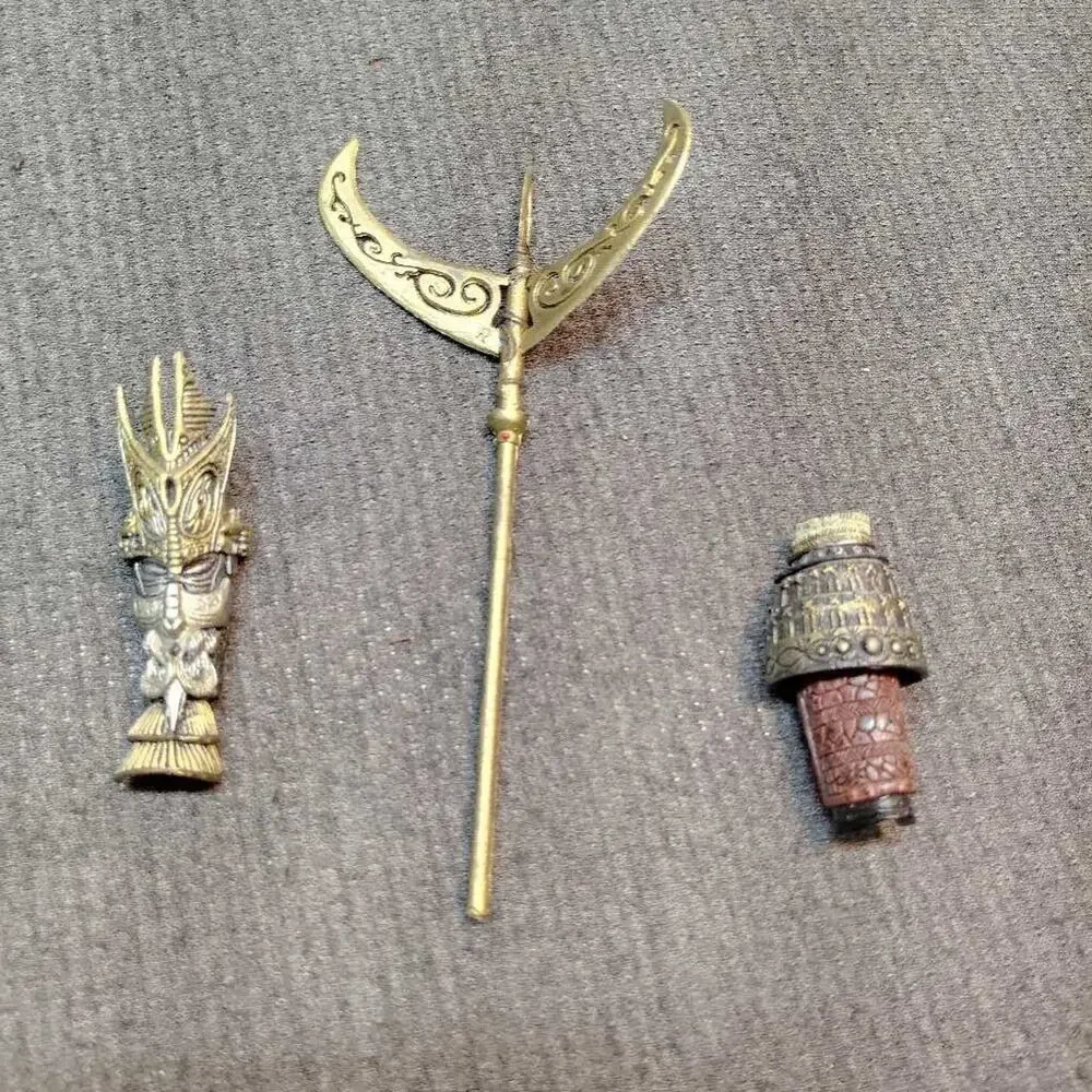 COLOR: Gold vintage metal