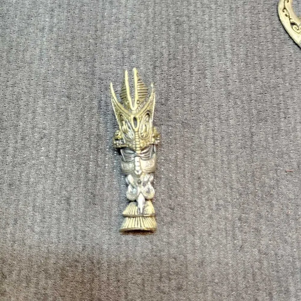 COLOR: Gold vintage metal