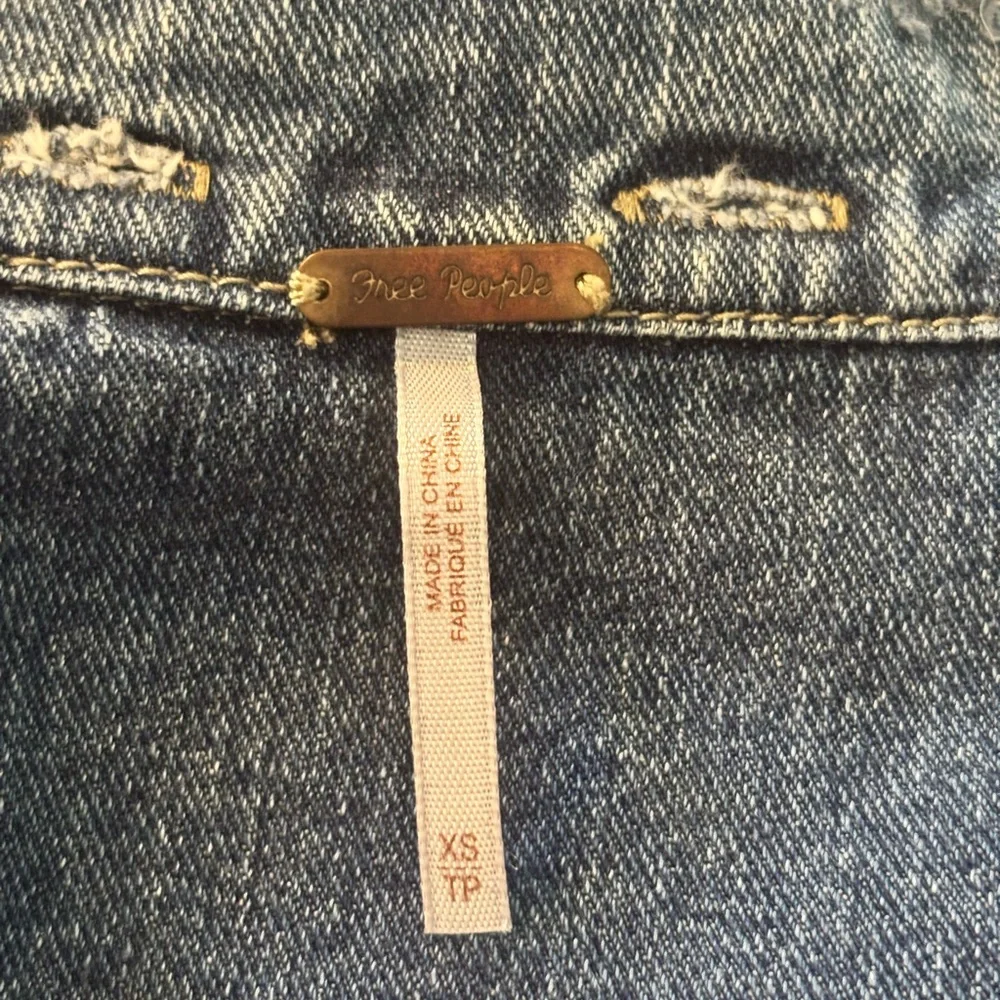 Free People Button Front Distressed Denim‎ Jean Jacket Sz XS 100% Cotton NO HOOD