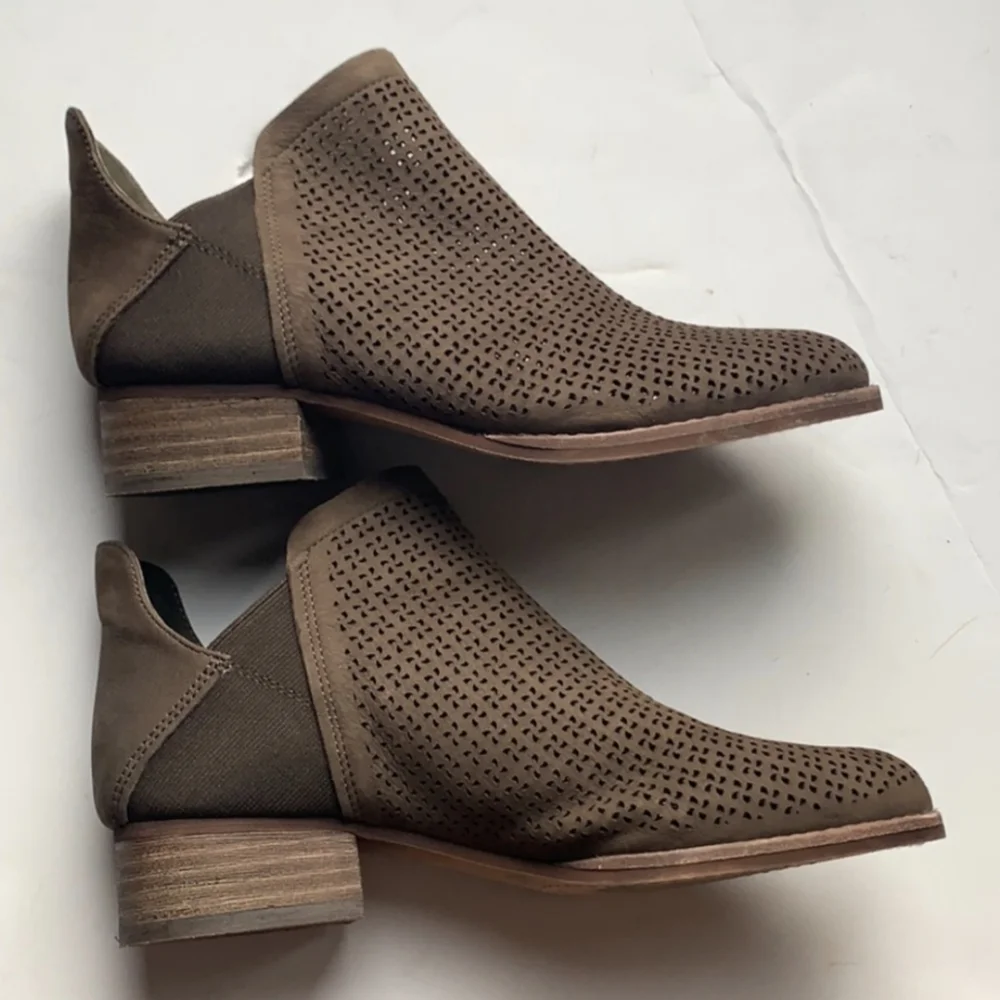Vince Camuto very stylish