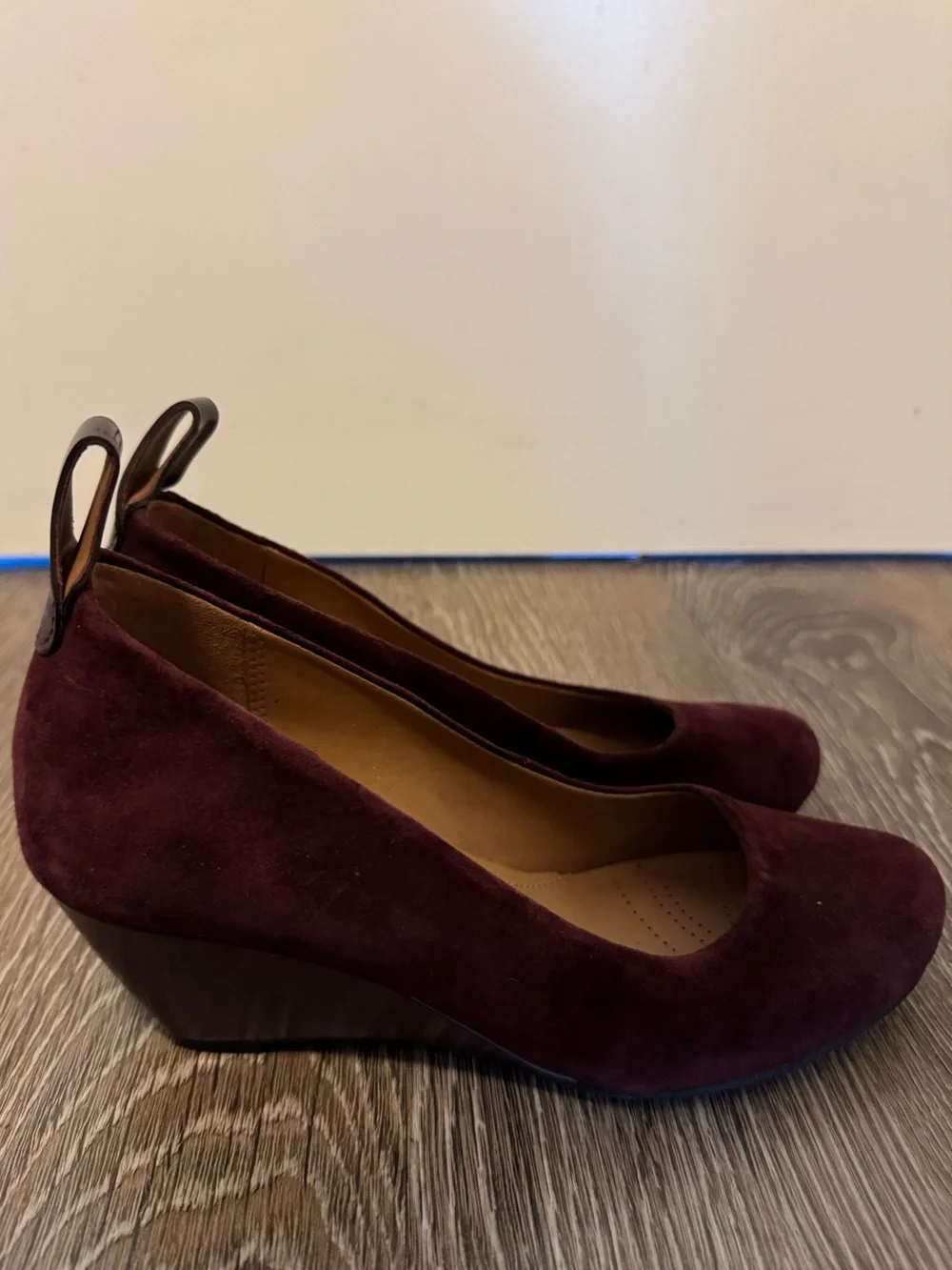 NWOT Clarks Artisan Bassett Mist Suede Wedges in Burgundy