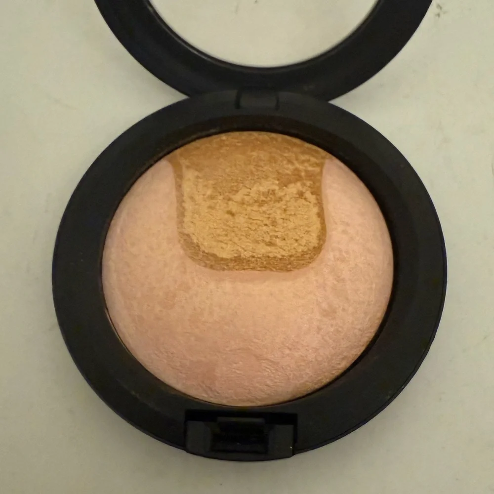 MAC Centre of Attention Mineralize Skinfinish MSF Highlighter Divine Night NEW