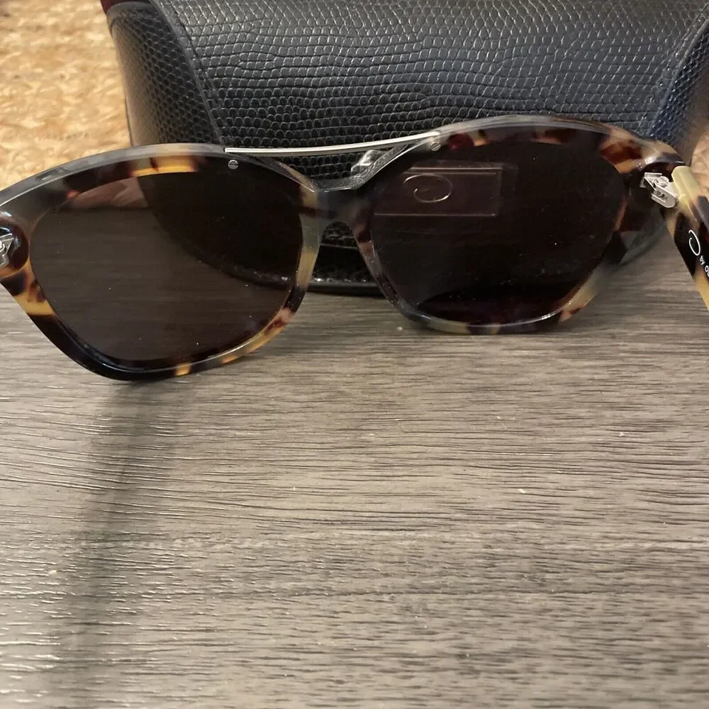Oscar de la Renta both case expert
