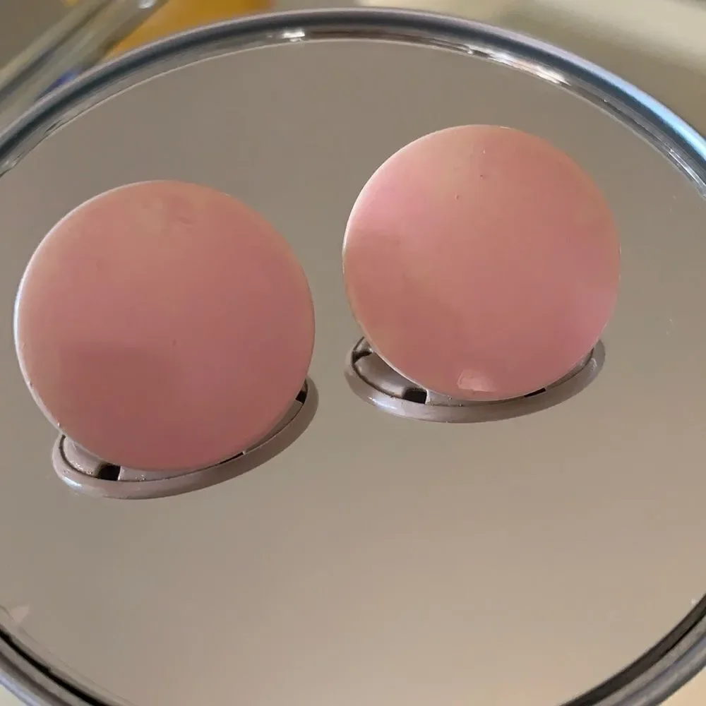 Vtg pink enamel painted circle post earrings‎