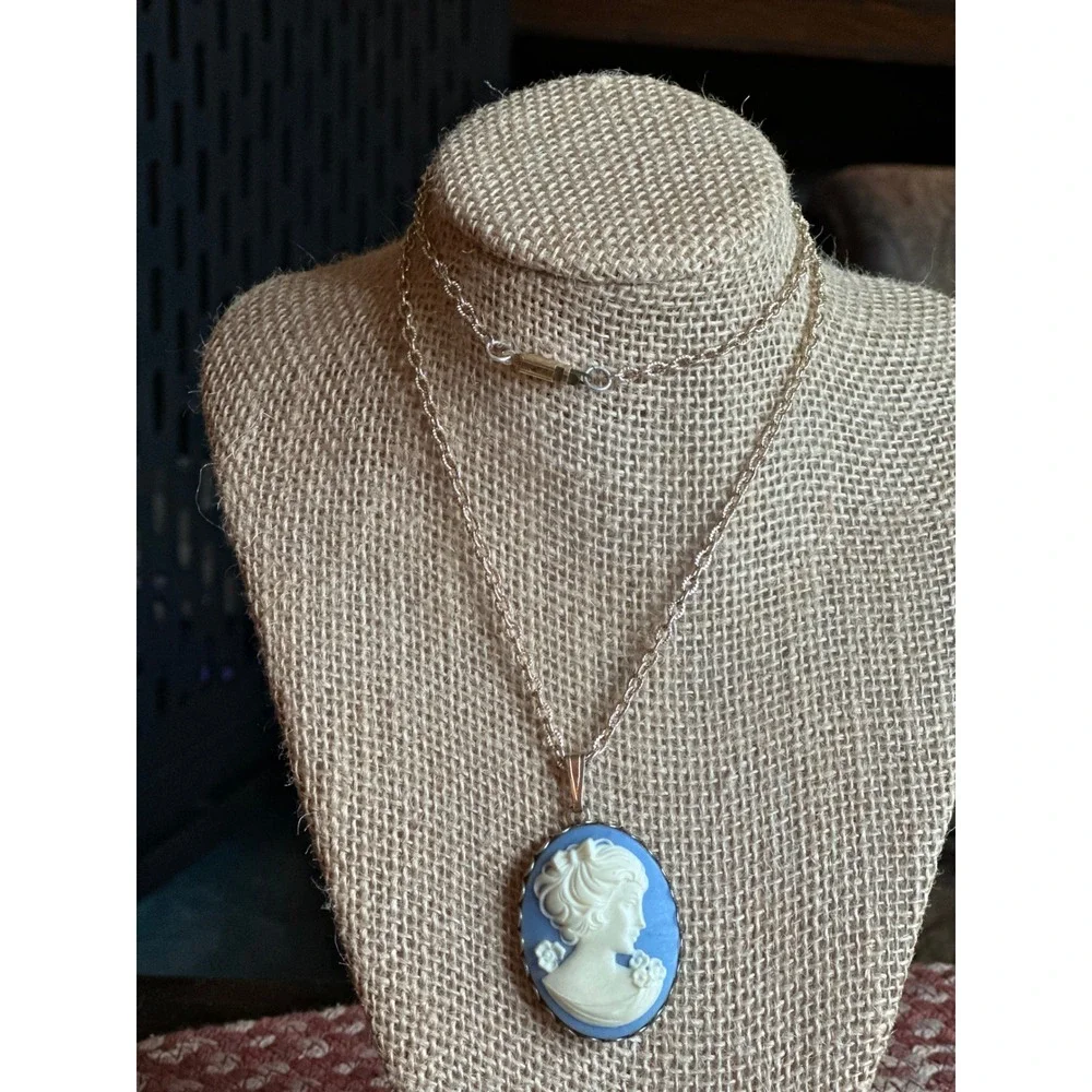 Vintage Cameo Necklace Gold Tone Chain Blue White Lady‎ Profile Pendant