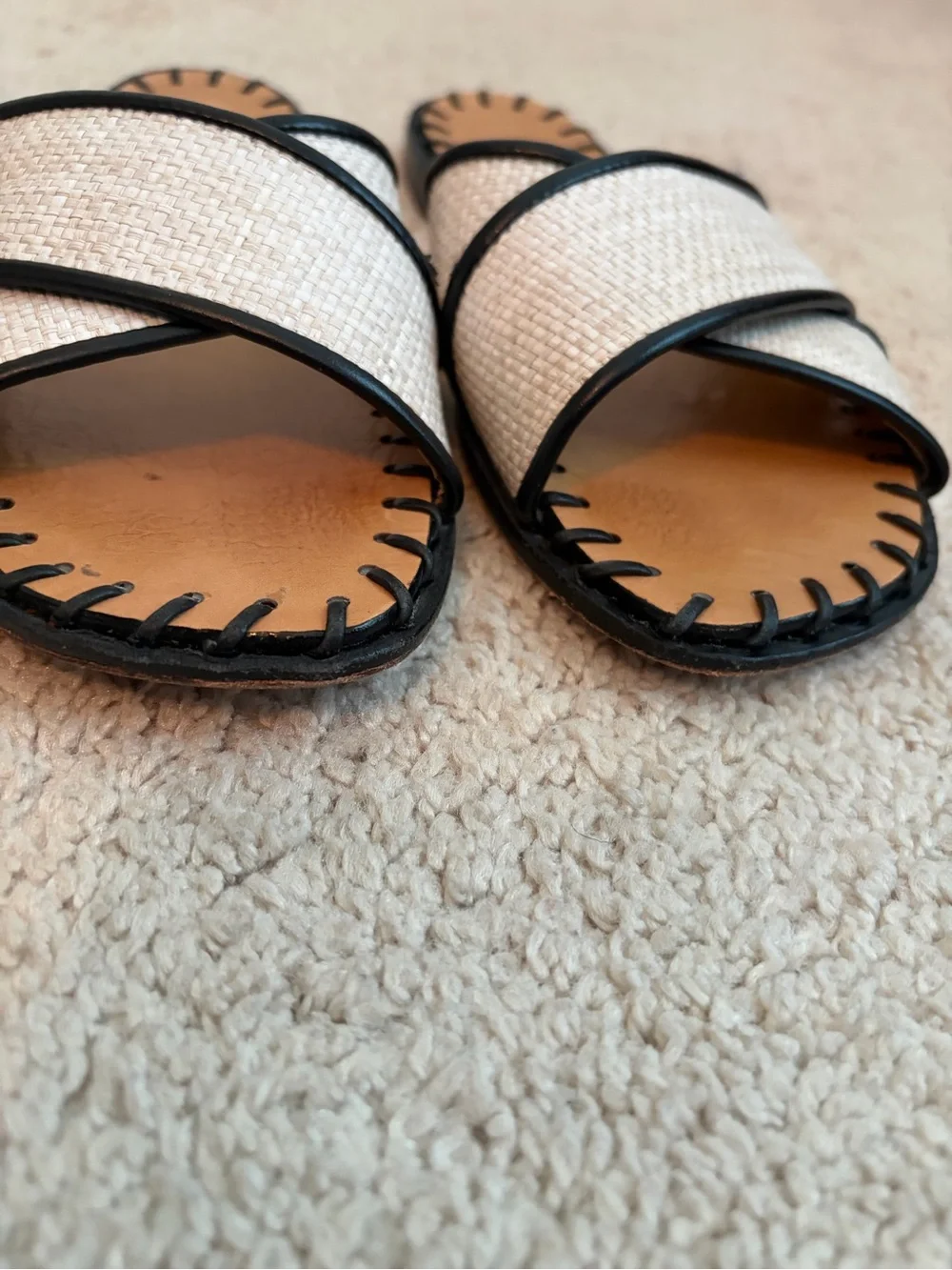Schutz Alita‎ Flat Sandals Nude Black Women’s Size 6B Strappy Minimalist Leather