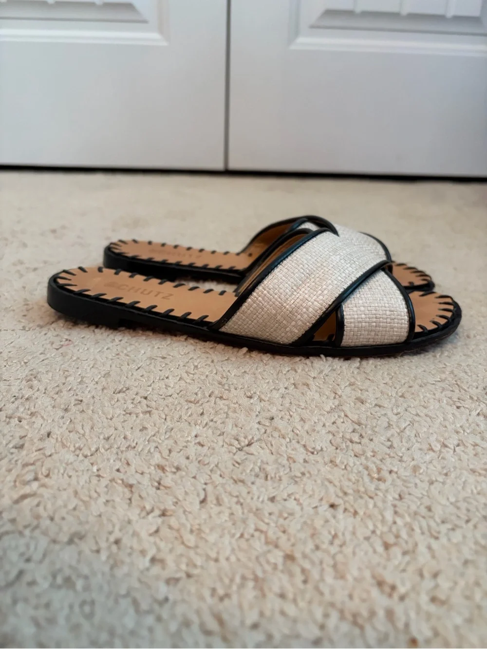 Schutz Alita‎ Flat Sandals Nude Black Women’s Size 6B Strappy Minimalist Leather
