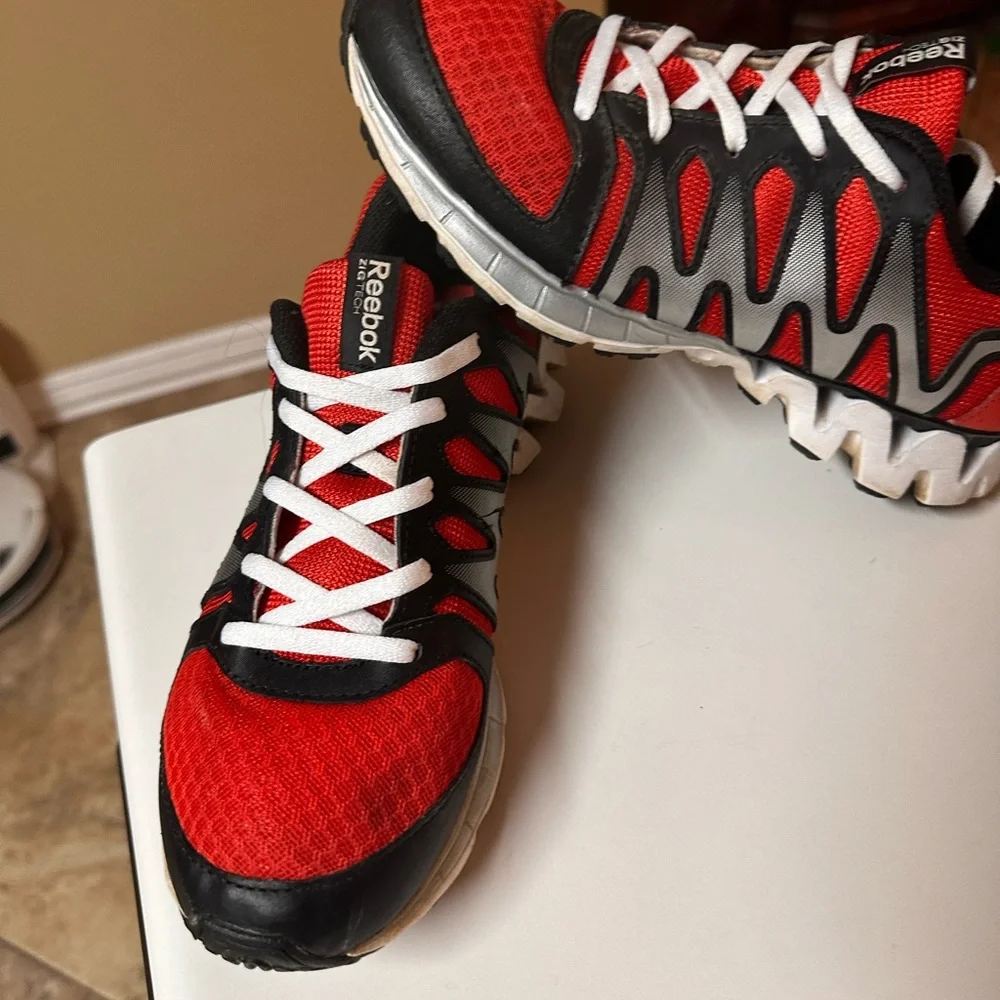 Reebok women’s shoes size 5‎