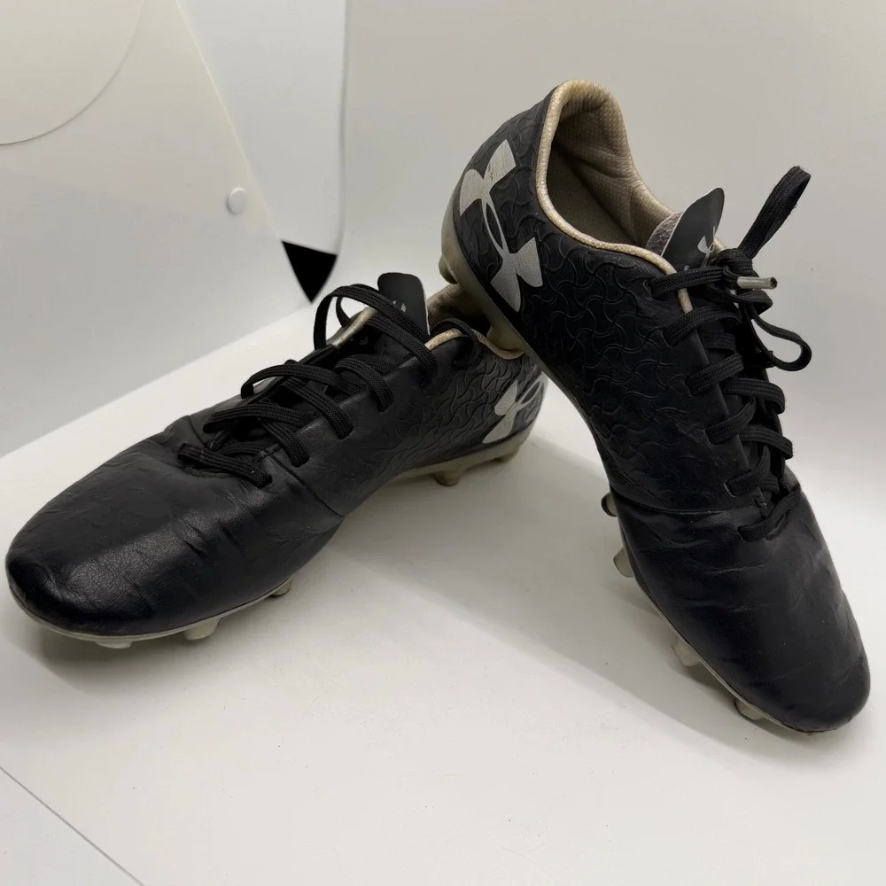 Under Armour Magnetic Black and Silver Soccer Cleats‎ Youth Size 5Y MAGNETICO
