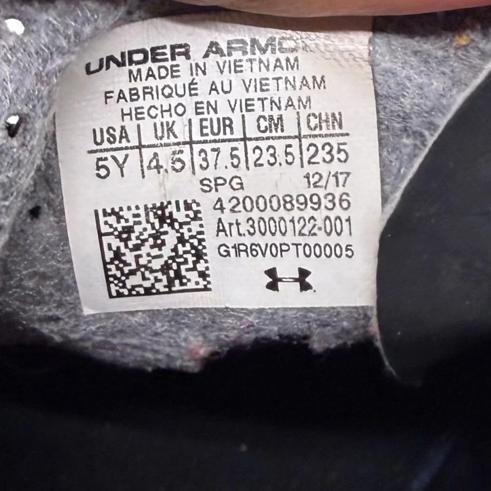 Under Armour Magnetic Black and Silver Soccer Cleats‎ Youth Size 5Y MAGNETICO