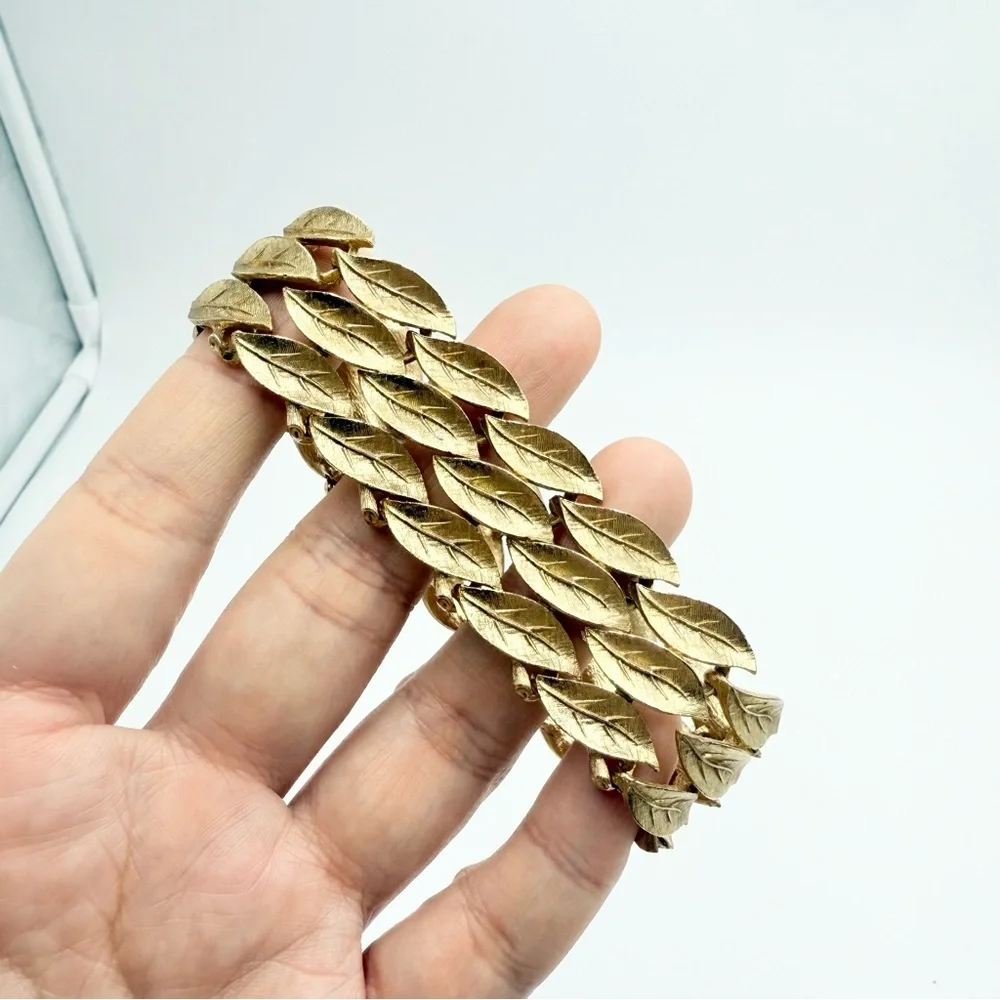 Vintage Lisner Gold Tone Leaves Link Chain Bracelet