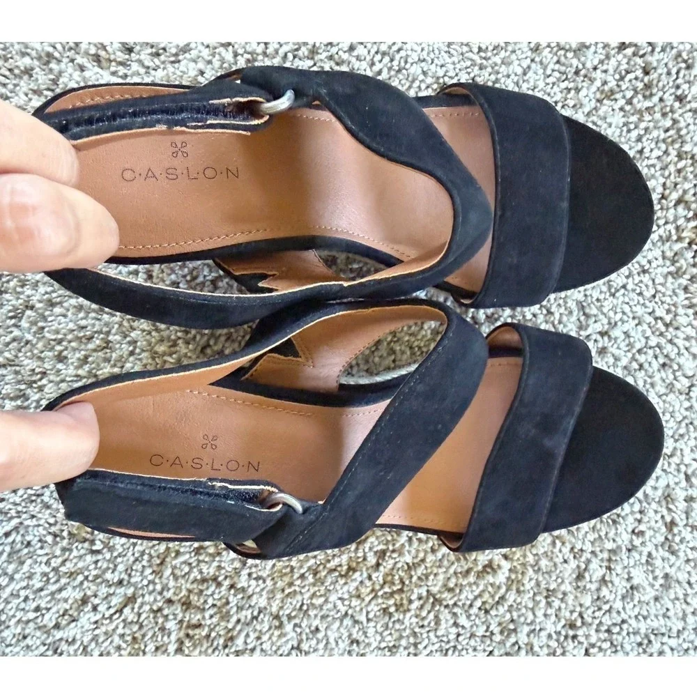 Caslon sole looking