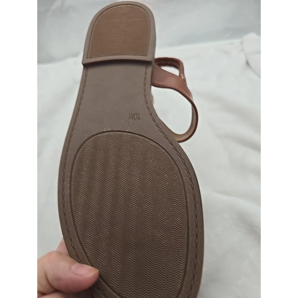 The Unbranded Brand looped toed