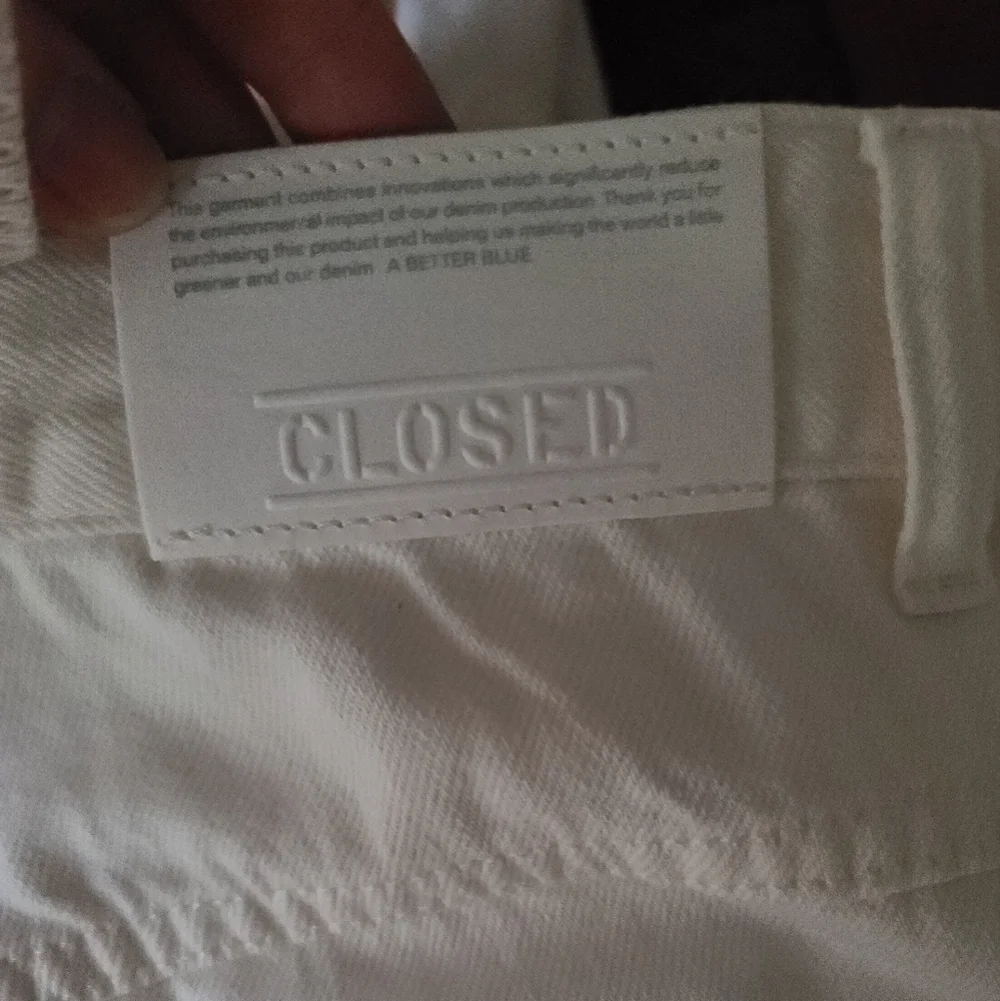 Closed title white