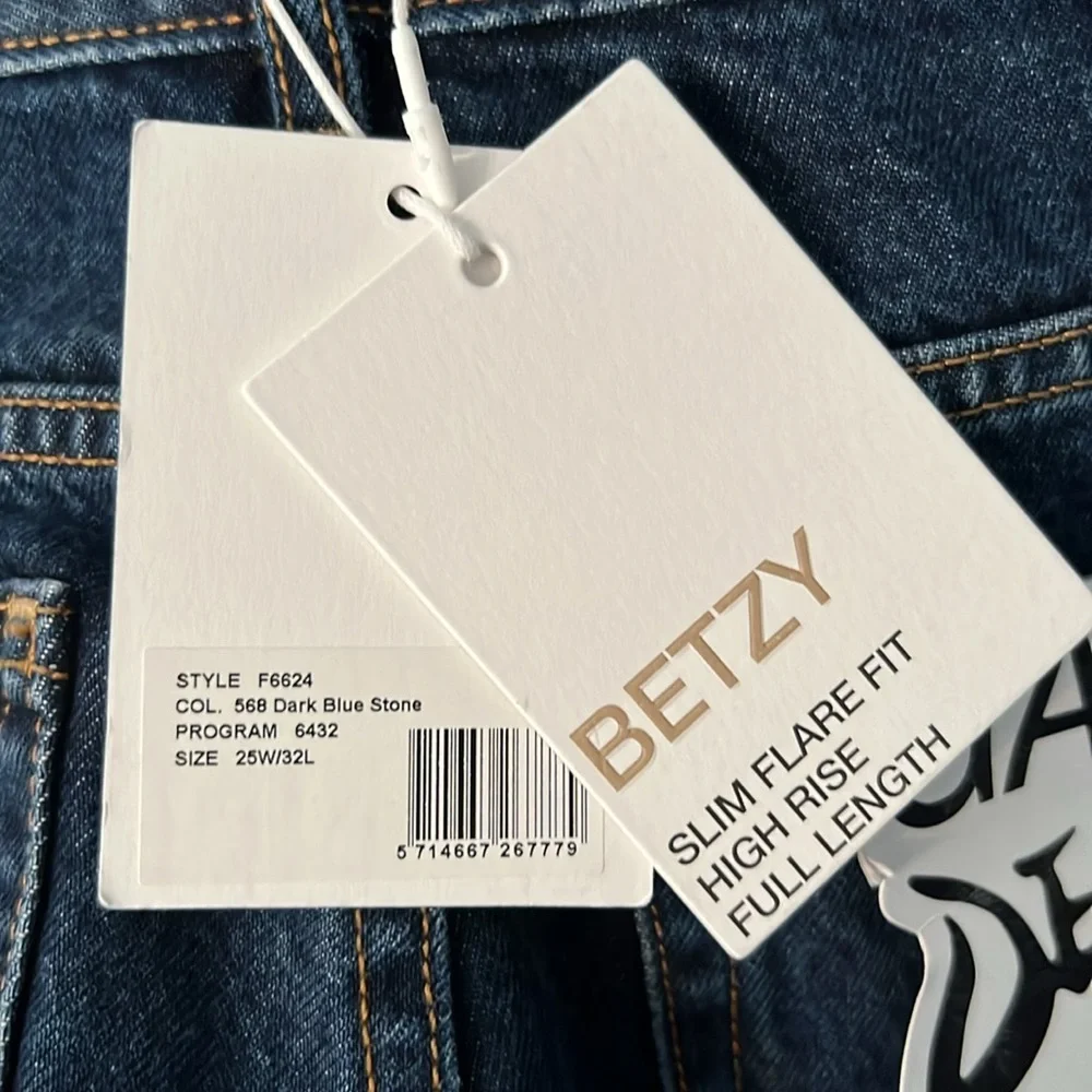 Ganni betzy one
