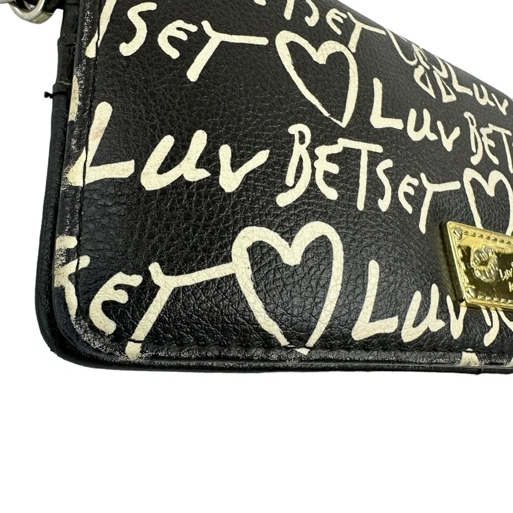 Betsey Johnson feature exterior