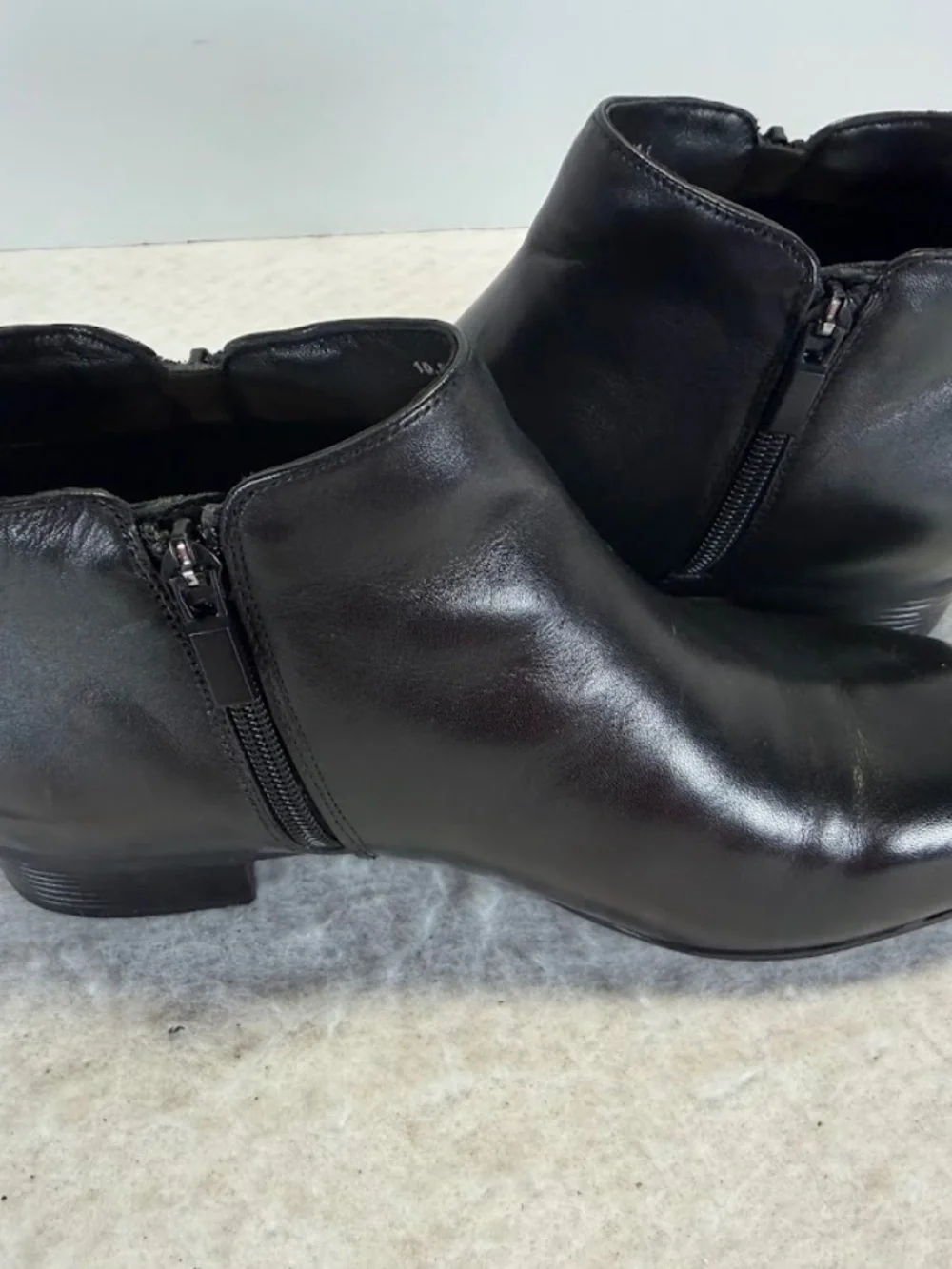 Trotters Womens 10.5W Black Leather Ankle Boots Side Zip Comfort Booties NWOT