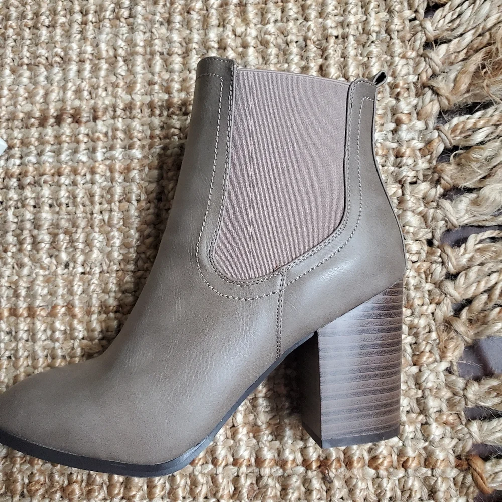 Tan color boots size 10 women's New with 3 inch high chunky heels by Lil…
