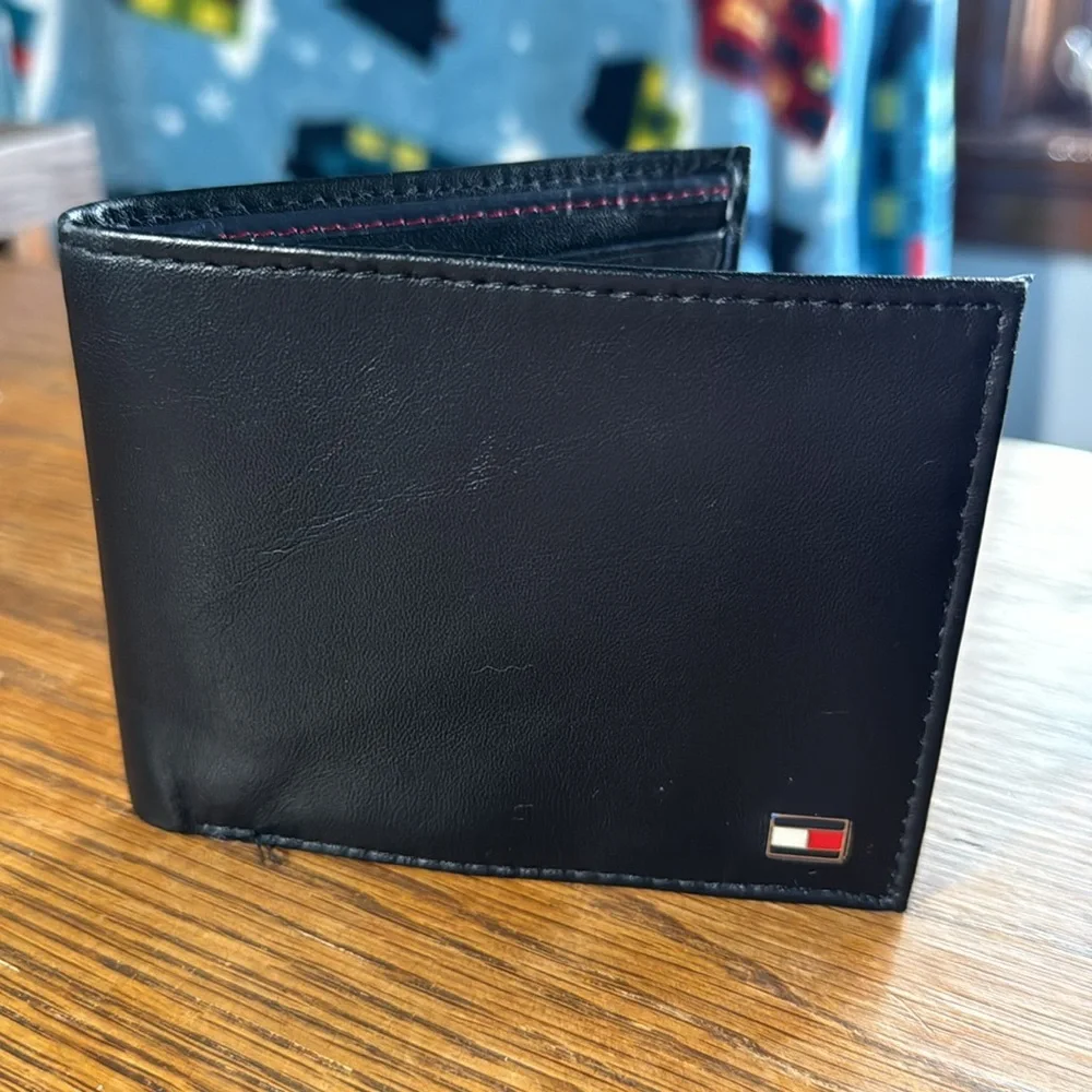 TOMMY HILFIGER Black Leather Bifold Wallet