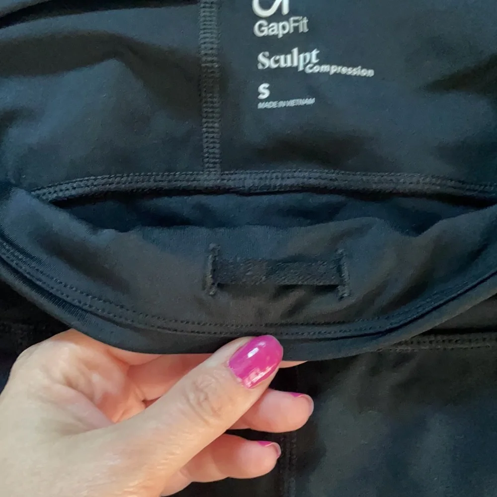 Gap fit size small black cropped workout leggings
