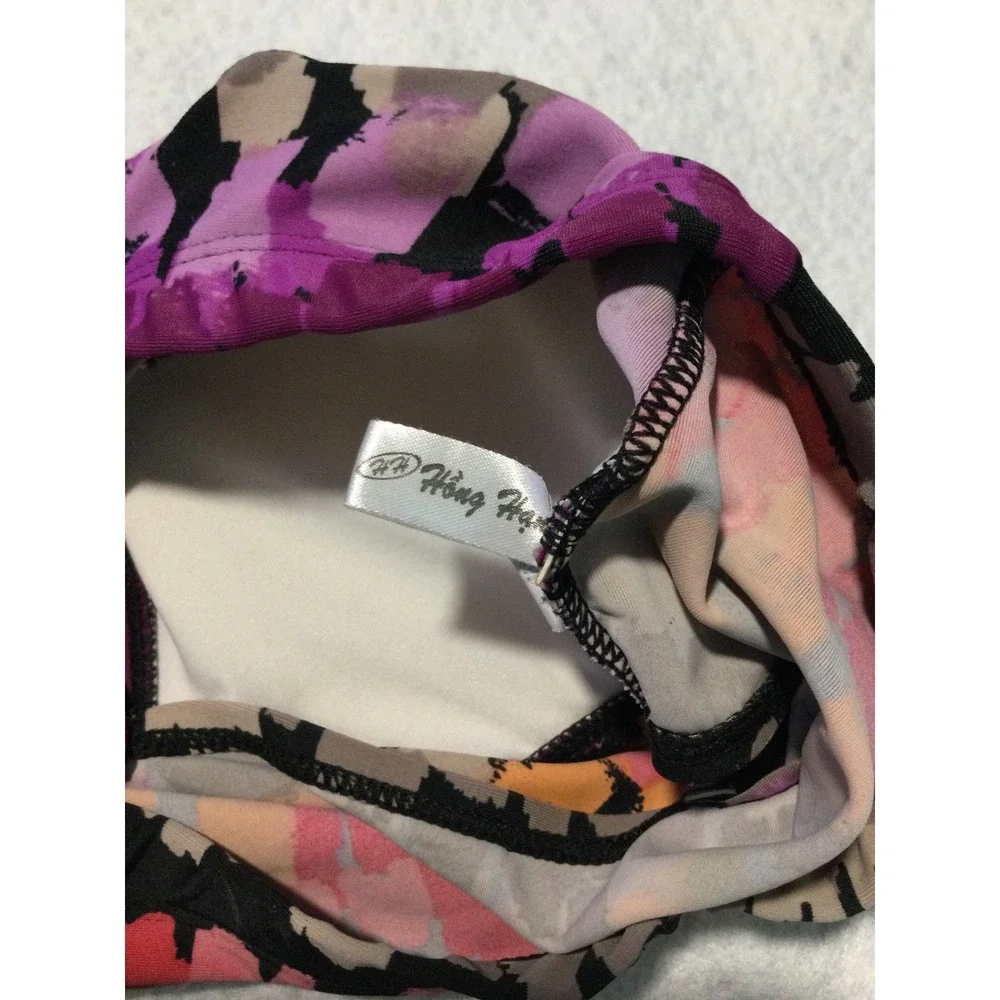 Hong Hanh vibrant bikini