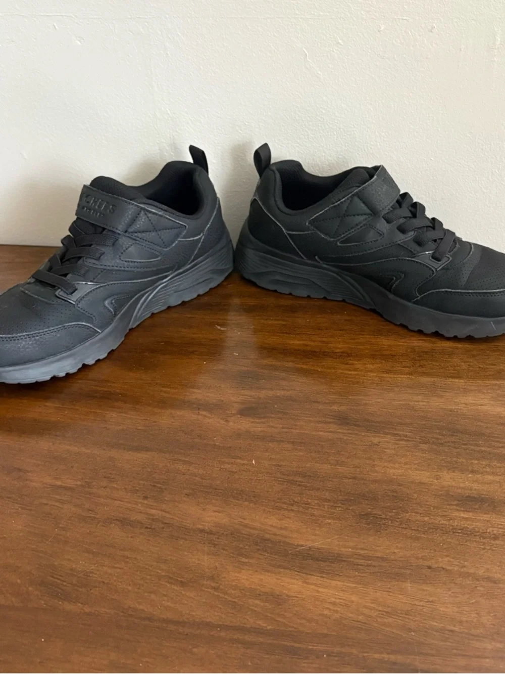 Skechers all black