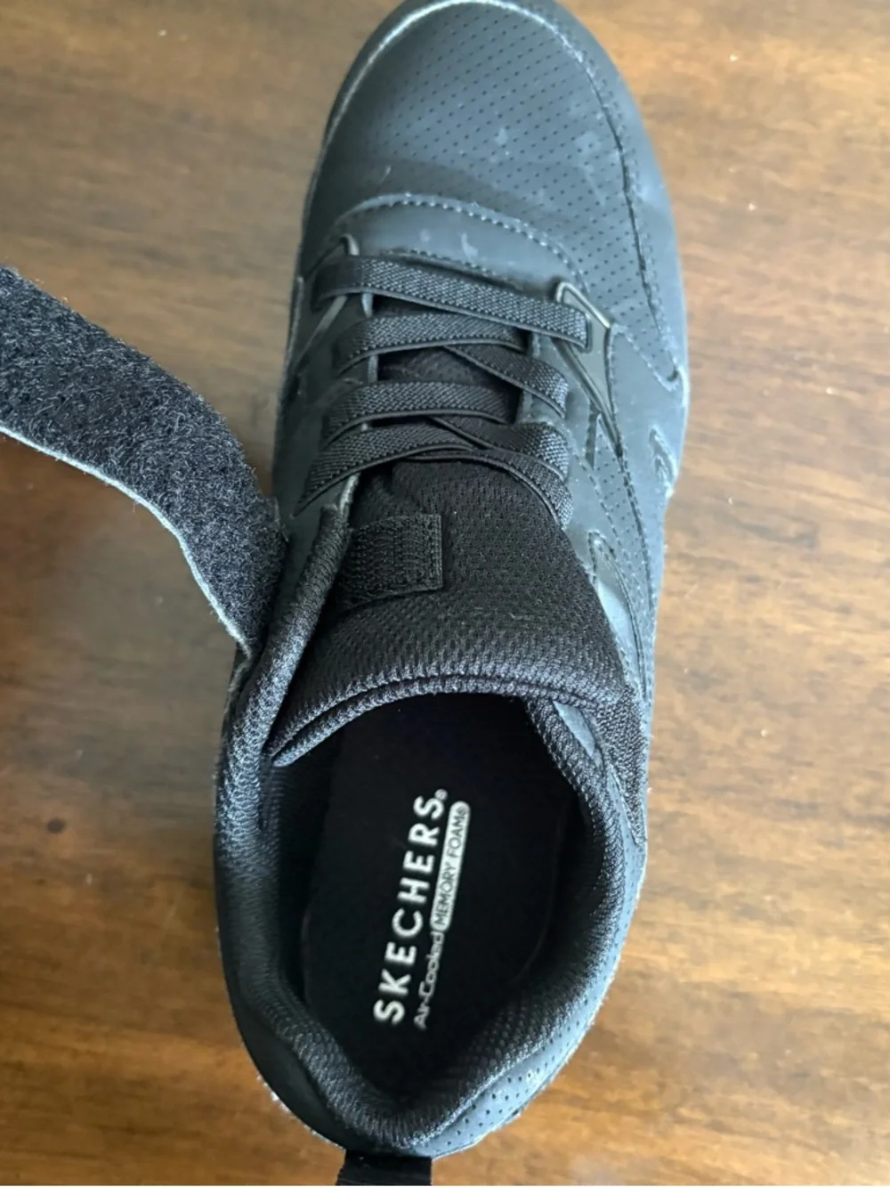 Skechers all black