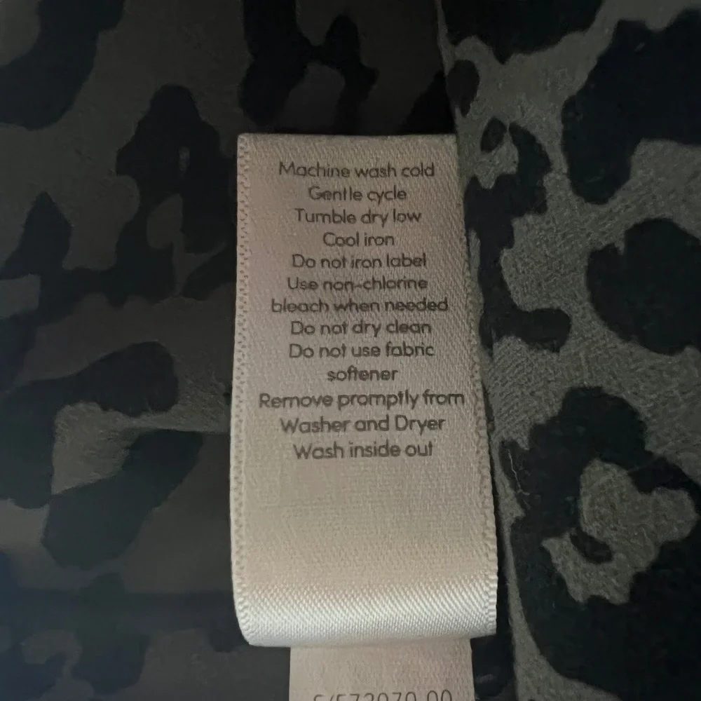 Athleta Salutation II Capri Leggings Olive Green Leopard Print Pockets Womens M