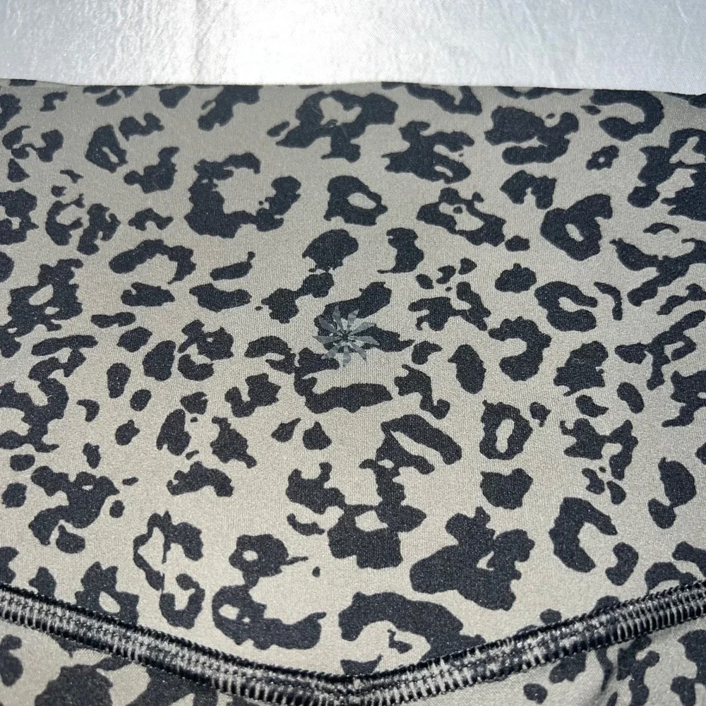Athleta Salutation II Capri Leggings Olive Green Leopard Print Pockets Womens M