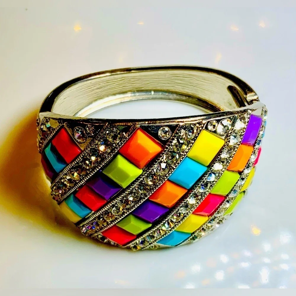 Vintage Bracelet Features a Bold, Colorful Design EUC