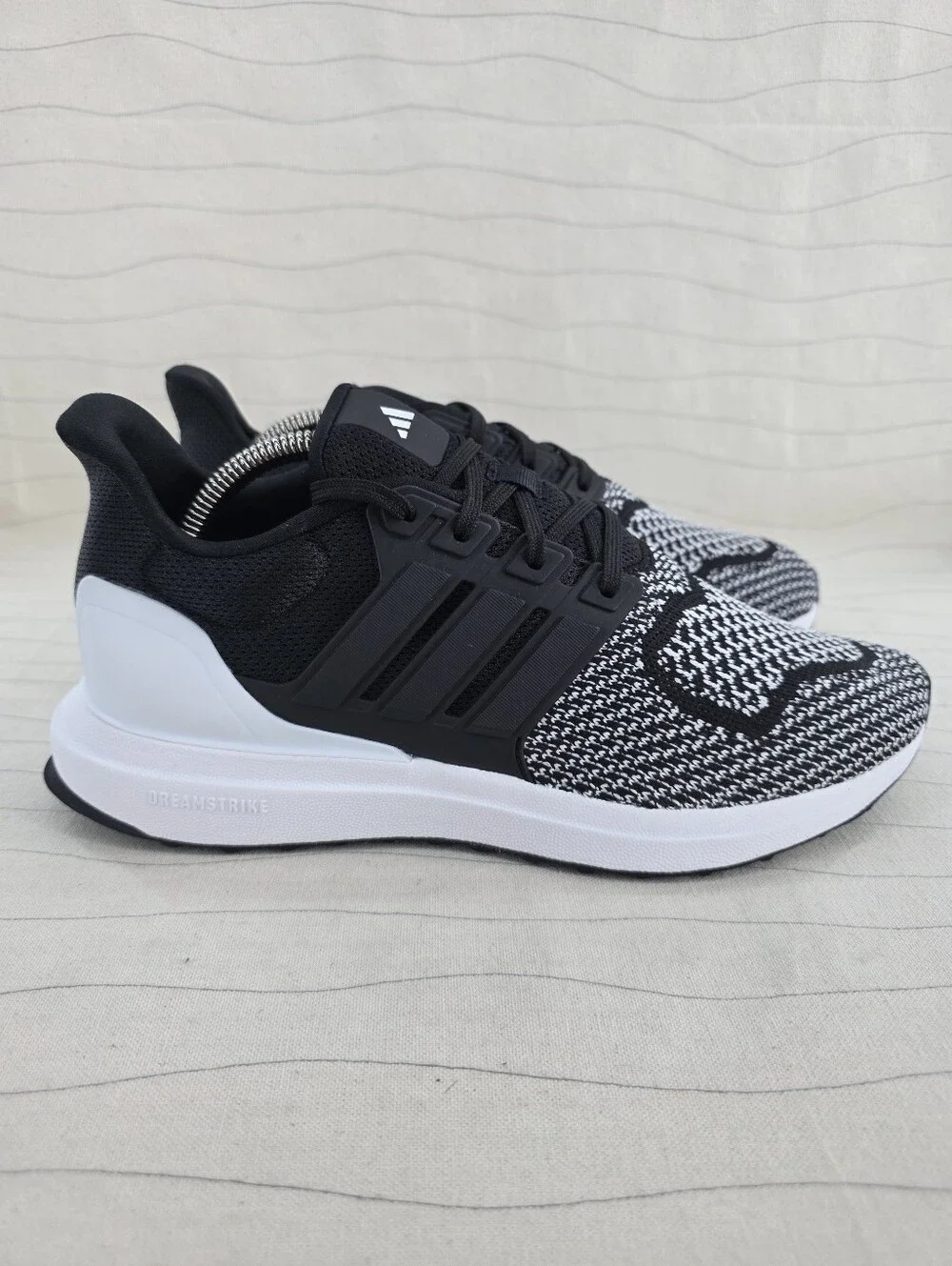Adidas Mens Ultradream DNA Black White Athletic Sneakers Shoes JS0313 Size 8 EUC
