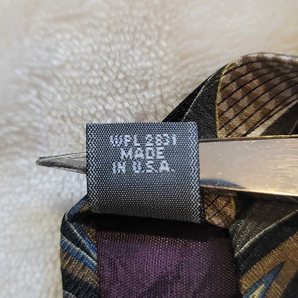Palatina necktie showcases
