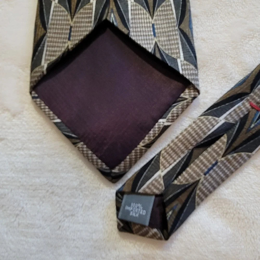 Palatina necktie showcases