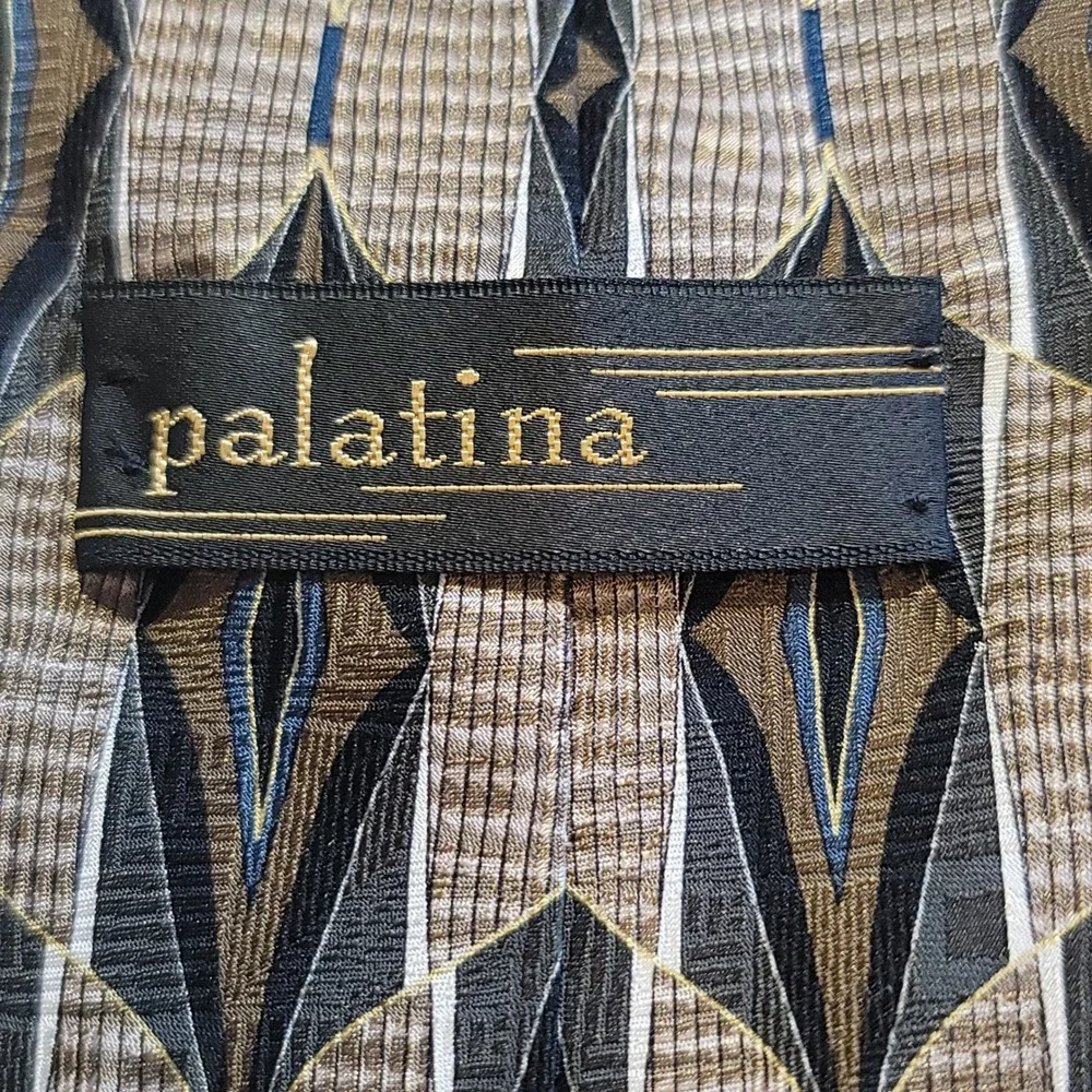 Palatina necktie showcases