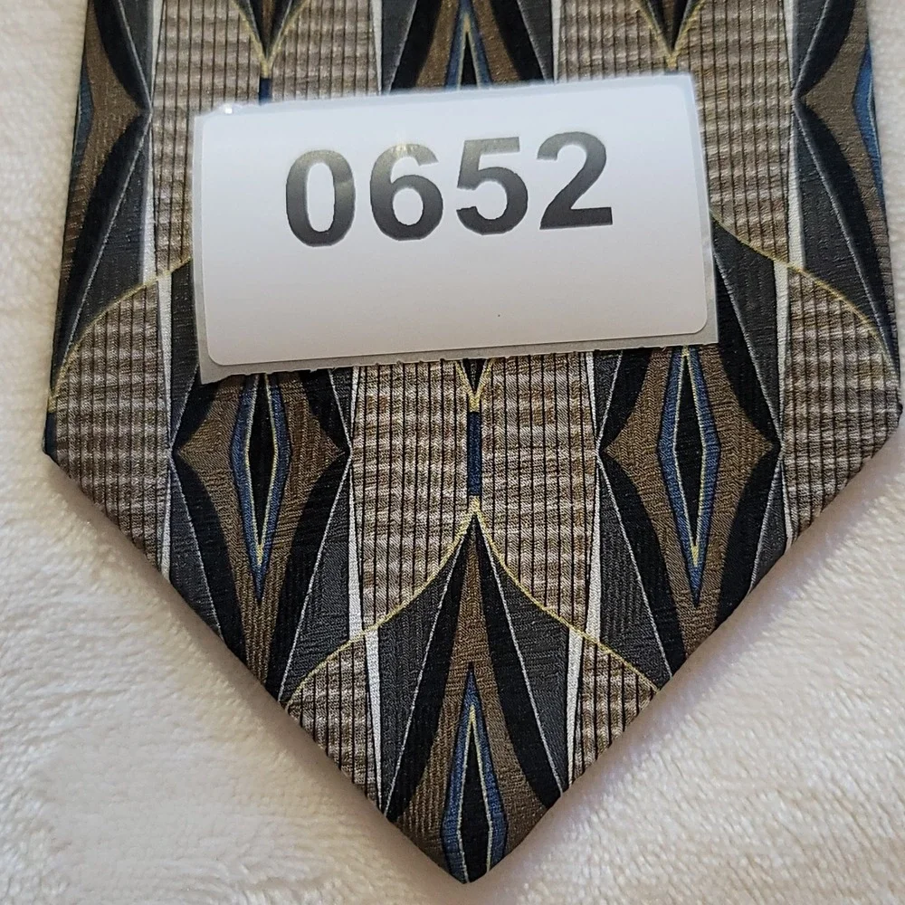 Palatina necktie showcases