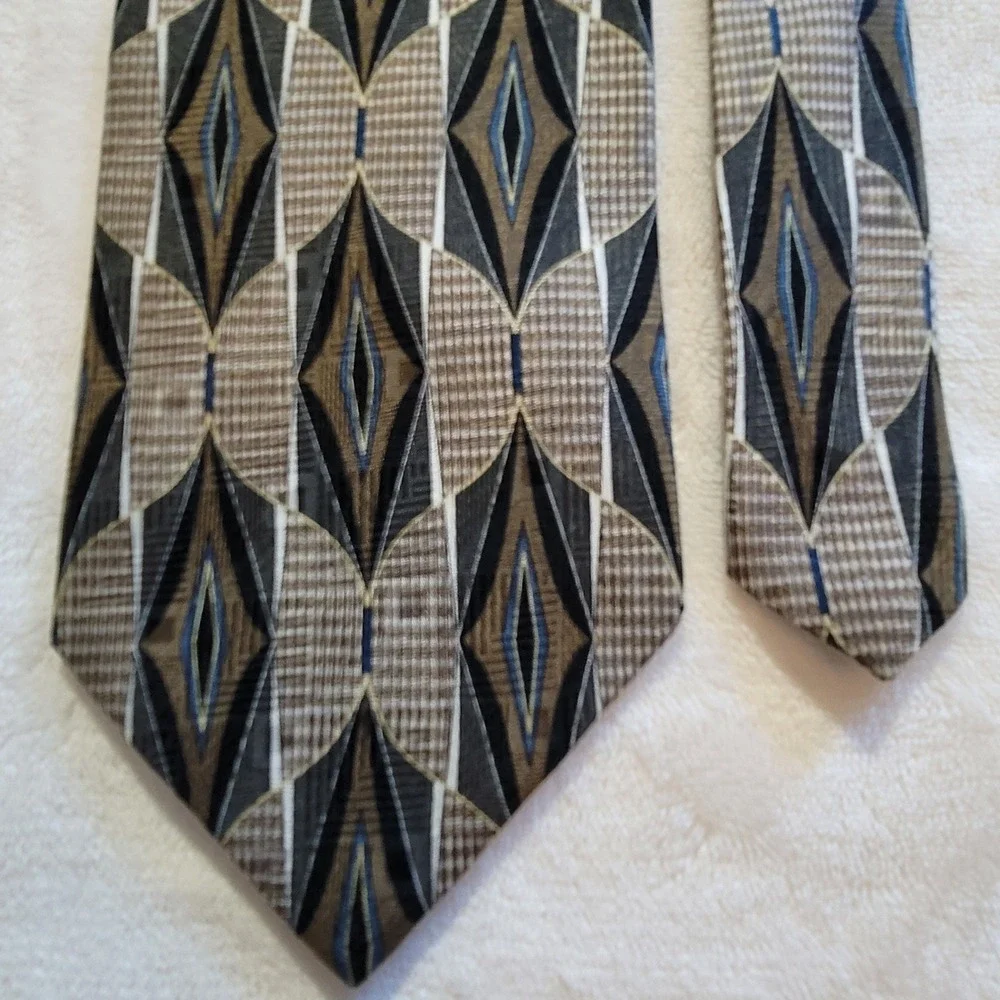 Palatina necktie showcases