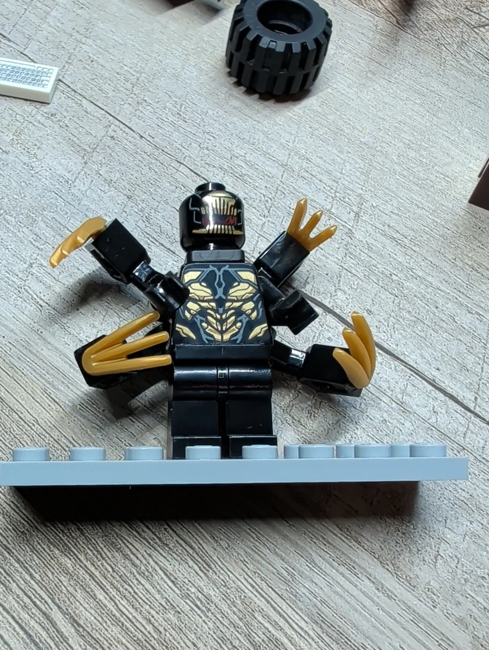 Lego Marvel Avengers Outrider Minofigure