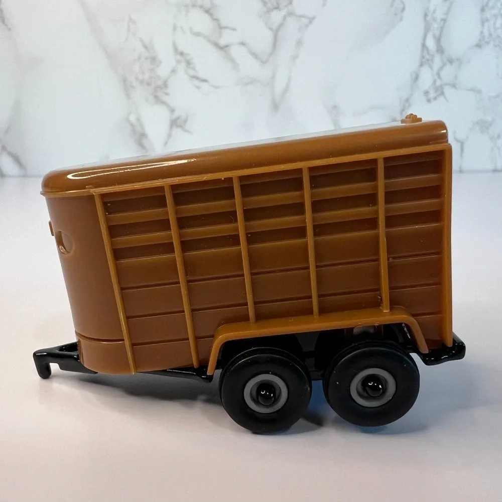 ERTL Mini Vintage Farm Horse Trailer – Open Back, Plastic Top,‎ Metal Bottom
