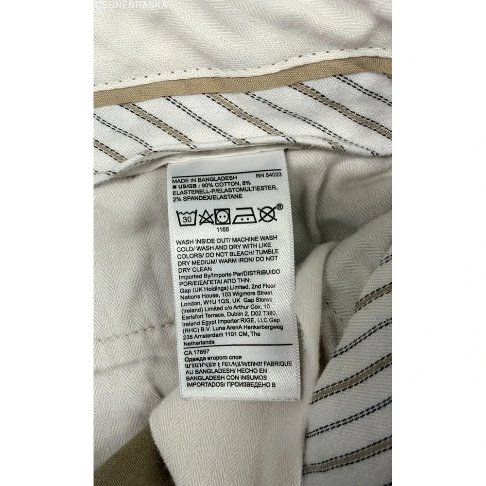 Banana Republic retention closure feature