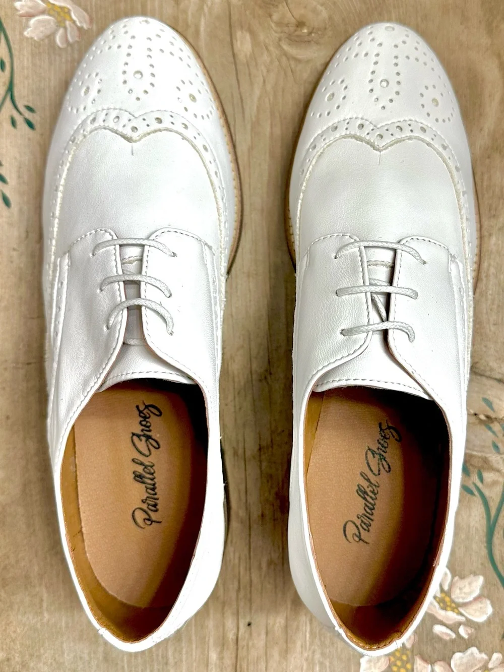 Parallelle white wingtip