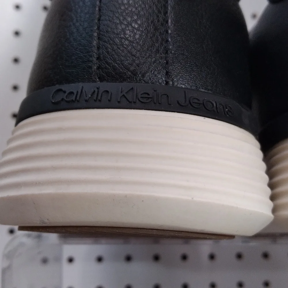 Calvin Klein excellent pre