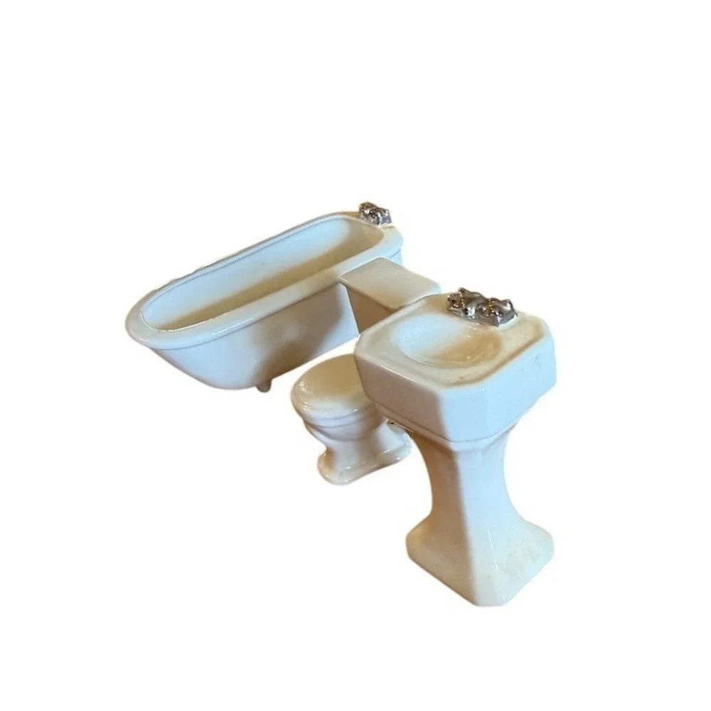 N/A dollhouse bathroom