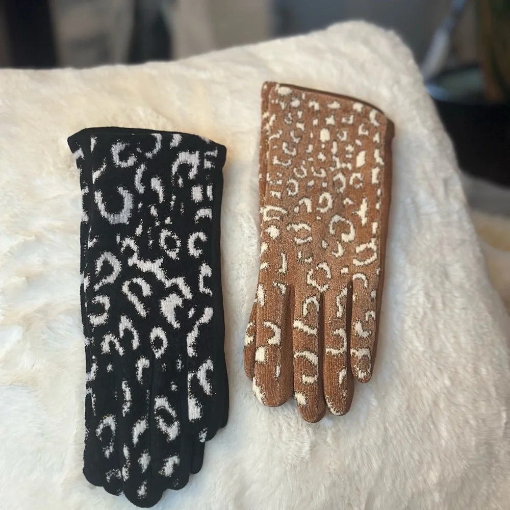 Pair of Women’s Animal Print Fashion Gloves Touchscreen Technology NEW W/O TAGS