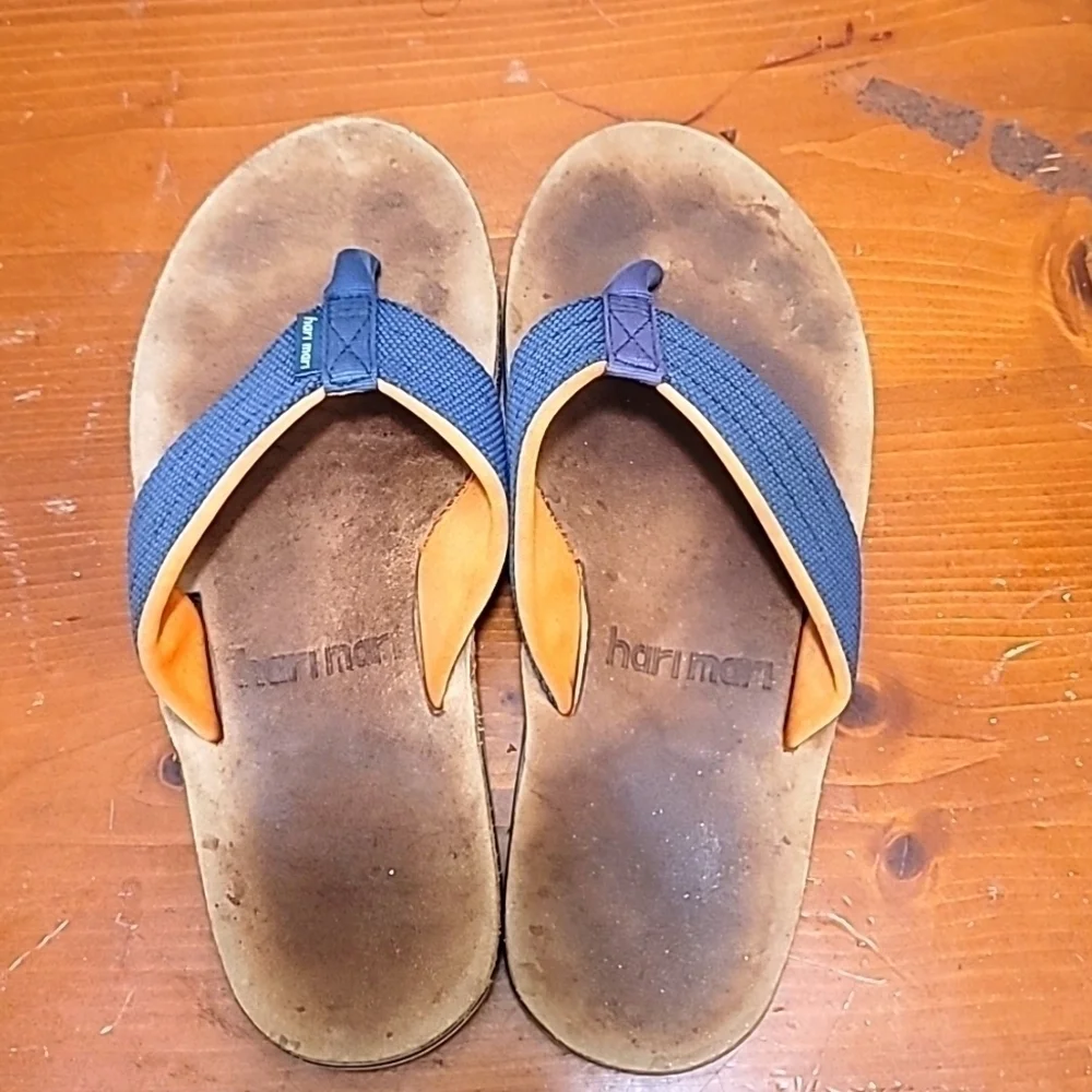 Hari Mari‎ Flip Flops Men's 8 Blue Tan Leather Memory Foam Sandals Casual Beach