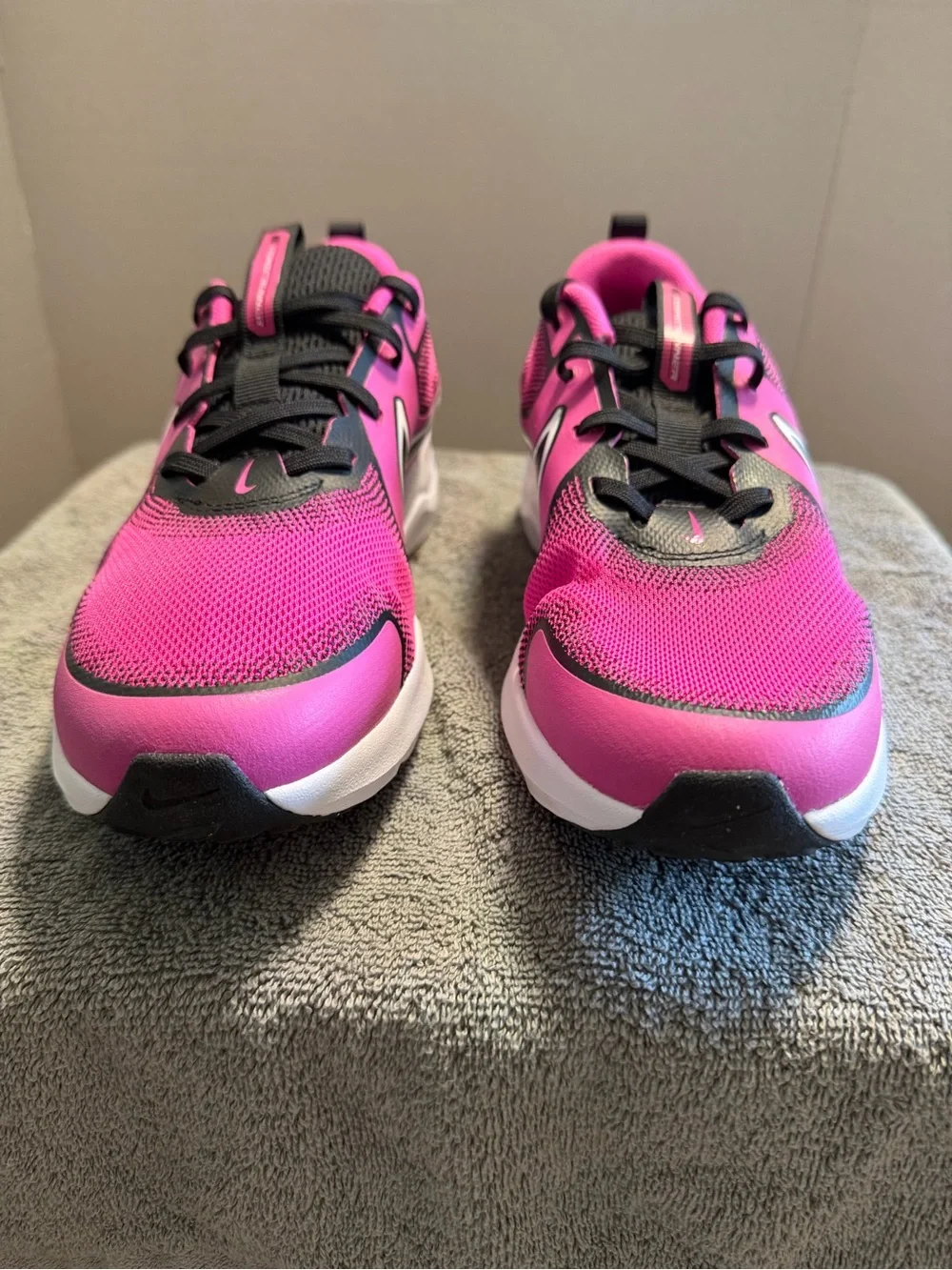 Nike Cosmic Runner Hot Pink/Black Sneakers Size 6.5Y NWOT-no box