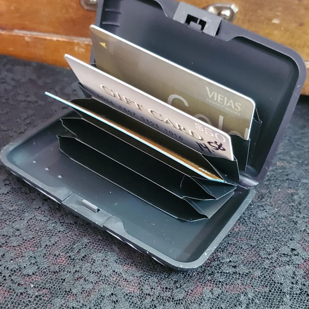 N/A card holds case
