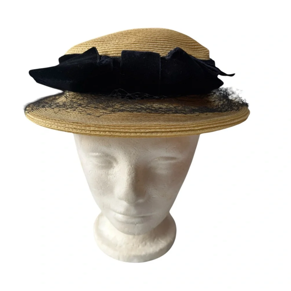 1940s Straw Hat w/Velvet Ribbon & Netting‎