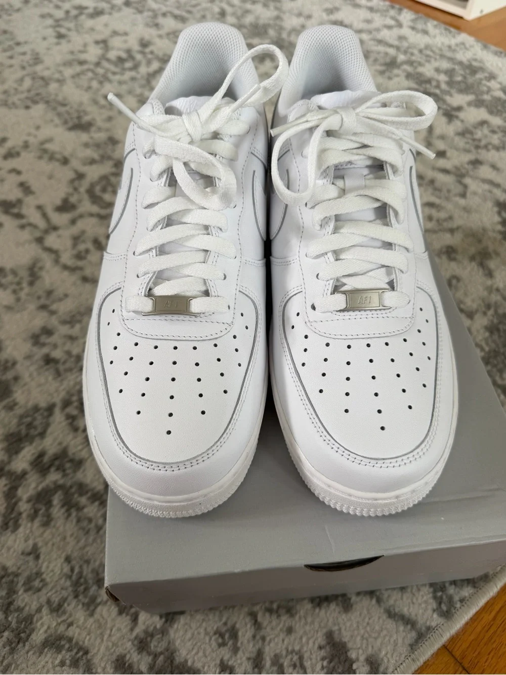 Nike Men's Low-Top Sneakers in White with Navy Accent Air Force 1 ‘07